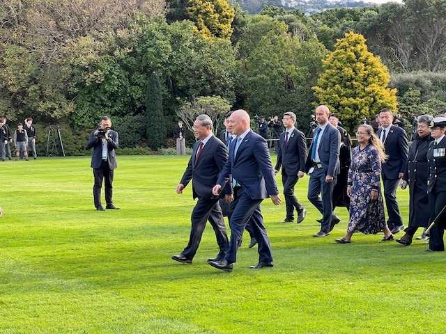 Thủ tướng Christopher Luxon tiếp đón Thủ tướng Trung Quốc Lý Cường trong chuyến thăm New Zealand hôm 13-6. Ảnh: Reuters