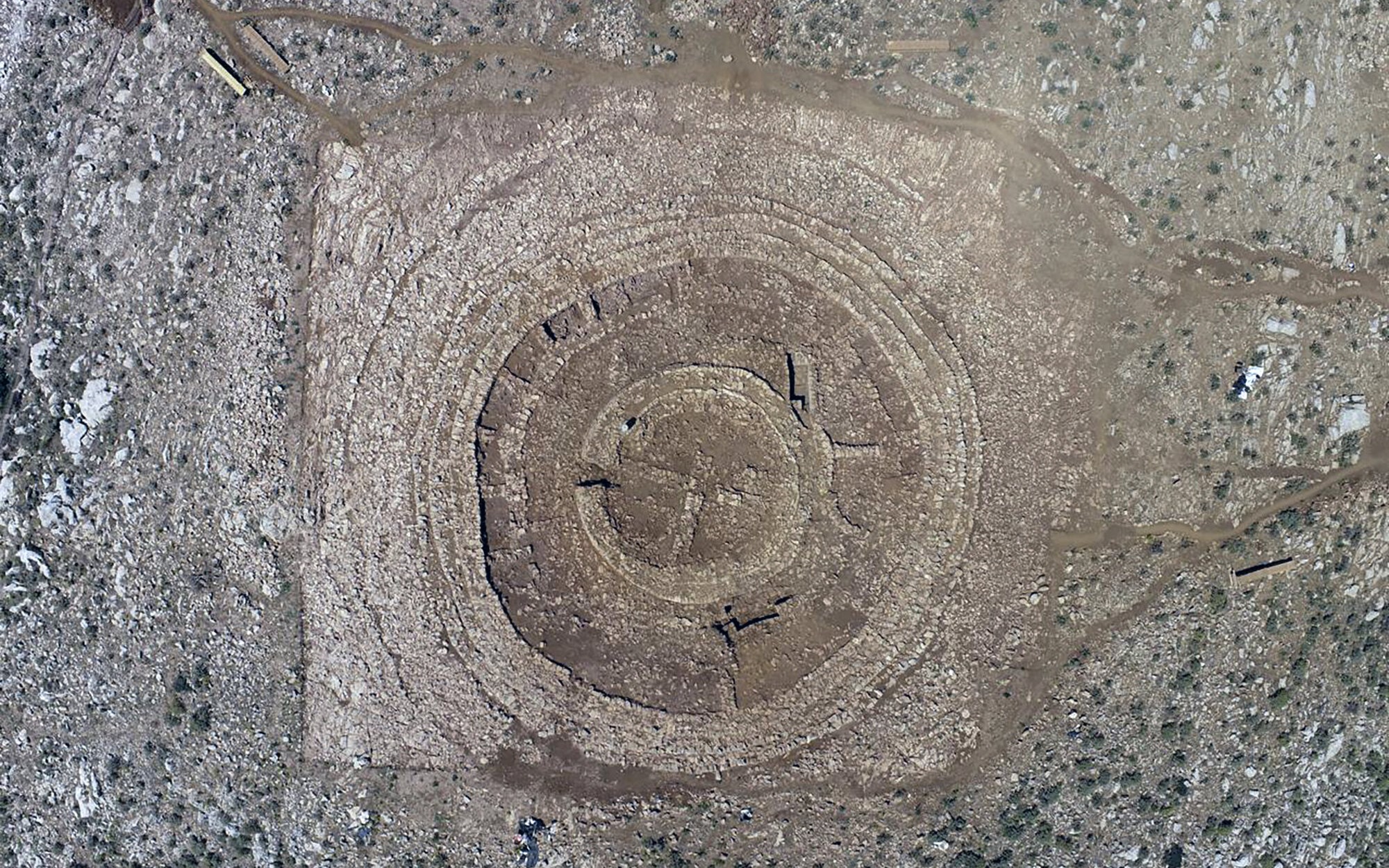 M&ecirc; cung 2.000 năm lộ ra giữa thảo nguy&ecirc;n Ấn Độ - Ảnh 2.