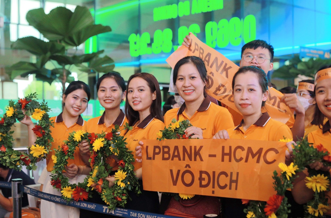 Cổ động viên vui mừng chào đón CLB bóng đá LPBank - HCMC trở về- Ảnh 6.