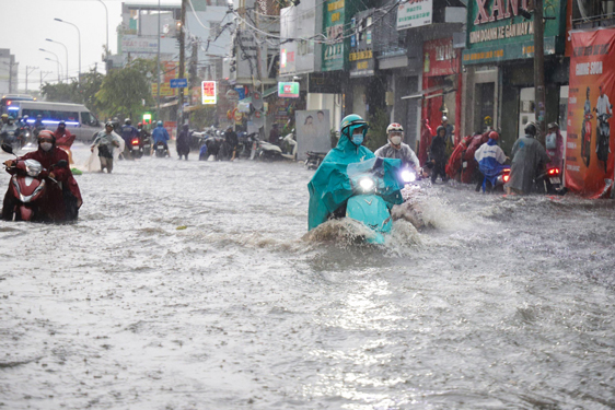 Nhiều nơi ở TP Thủ Đức ngập sâu sau trận mưa chiều 20-5  Ảnh: HOÀNG TRIỀU