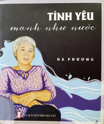 Tập thơ “Tình yêu mạnh như nước”  của nhà thơ - nhà báo Hà Phương. (Ảnh do nhân vật cung cấp)