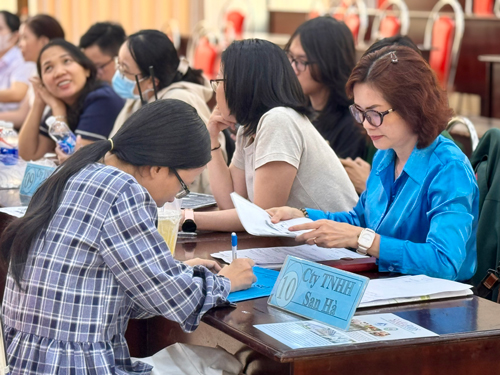 Người lao động tìm việc làm tại một sàn giao dịch việc làm ở TP HCM Ảnh: HUỲNH NHƯ