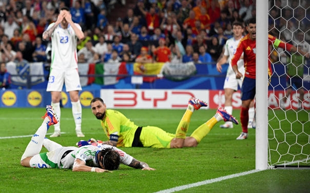 Hàng thủ Ý vất vả trong trận thua Tây Ban Nha rạng sáng 21-6 Ảnh: REUTERS
