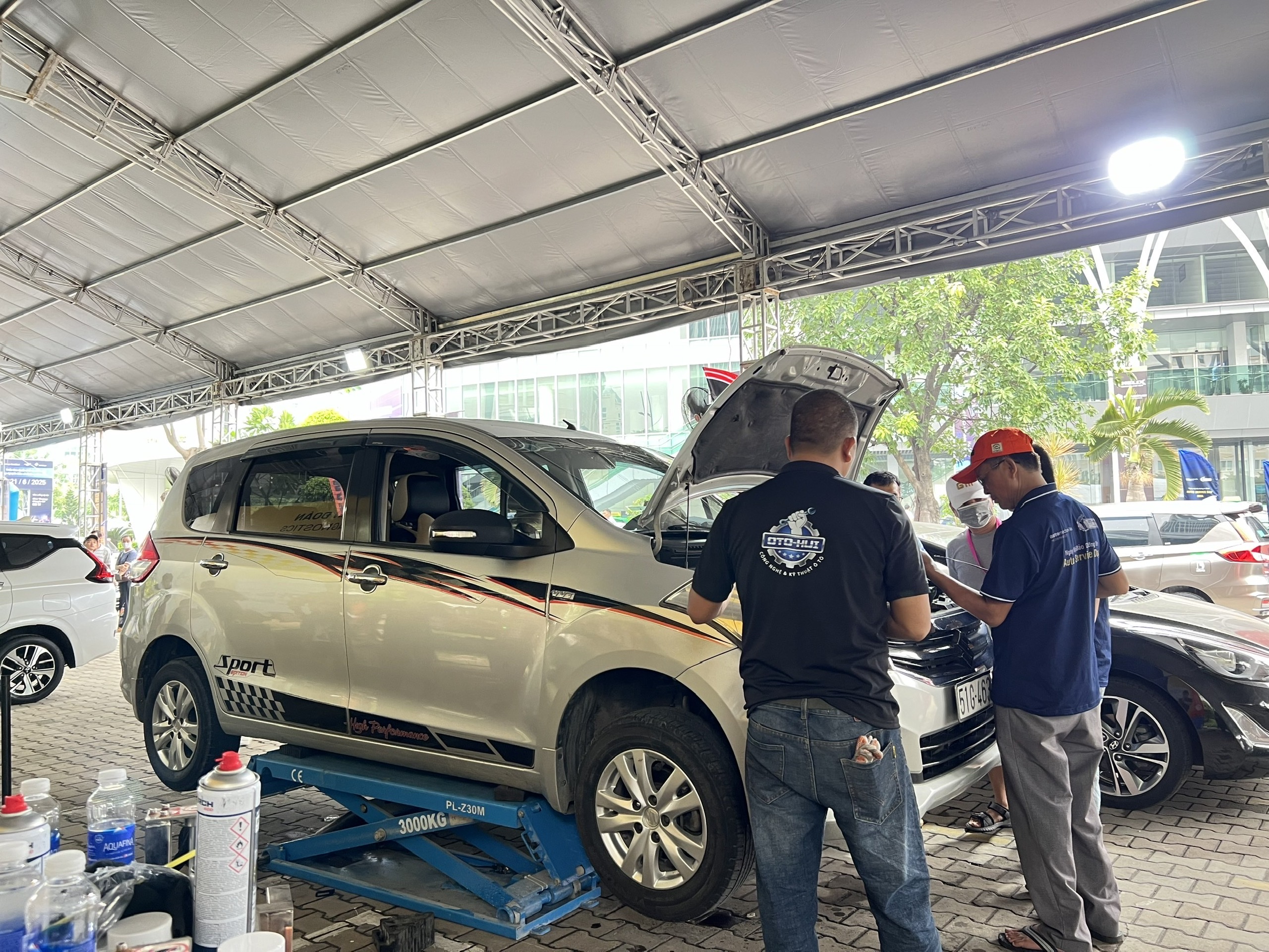 TP HCM: Cuối tuần, hàng trăm ô tô xếp hàng chờ bảo dưỡng xe miễn phí- Ảnh 5. TP HCM: Cuối tuần, hàng trăm ô tô xếp hàng chờ bảo dưỡng xe miễn phí- Ảnh 5.