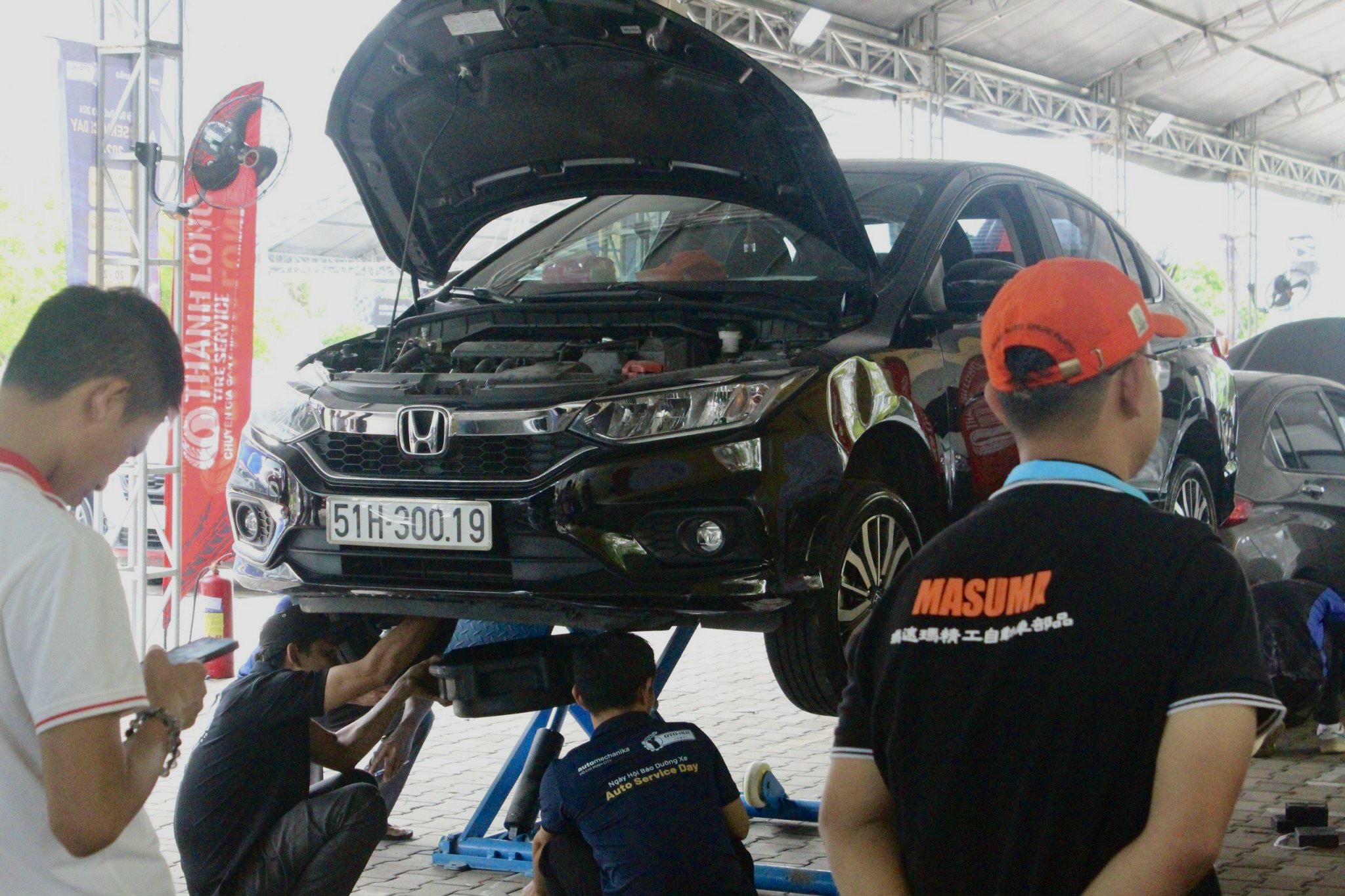 TP HCM: Cuối tuần, hàng trăm ô tô xếp hàng chờ bảo dưỡng xe miễn phí- Ảnh 4. TP HCM: Cuối tuần, hàng trăm ô tô xếp hàng chờ bảo dưỡng xe miễn phí- Ảnh 4.