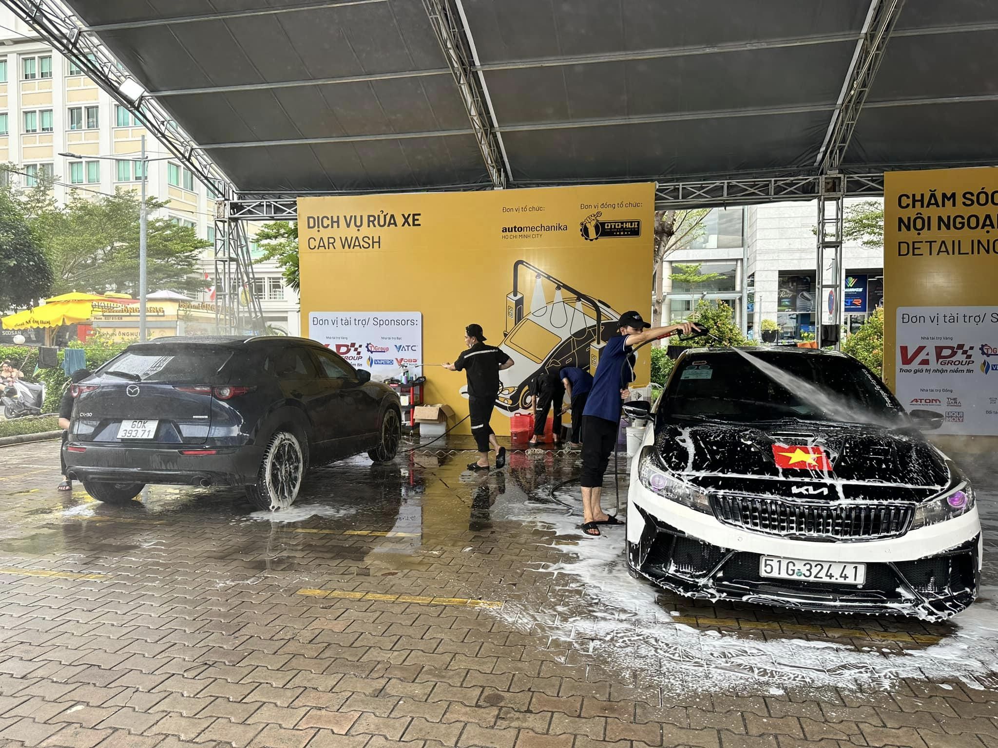 TP HCM: Cuối tuần, hàng trăm ô tô xếp hàng chờ bảo dưỡng xe miễn phí- Ảnh 7. TP HCM: Cuối tuần, hàng trăm ô tô xếp hàng chờ bảo dưỡng xe miễn phí- Ảnh 7.