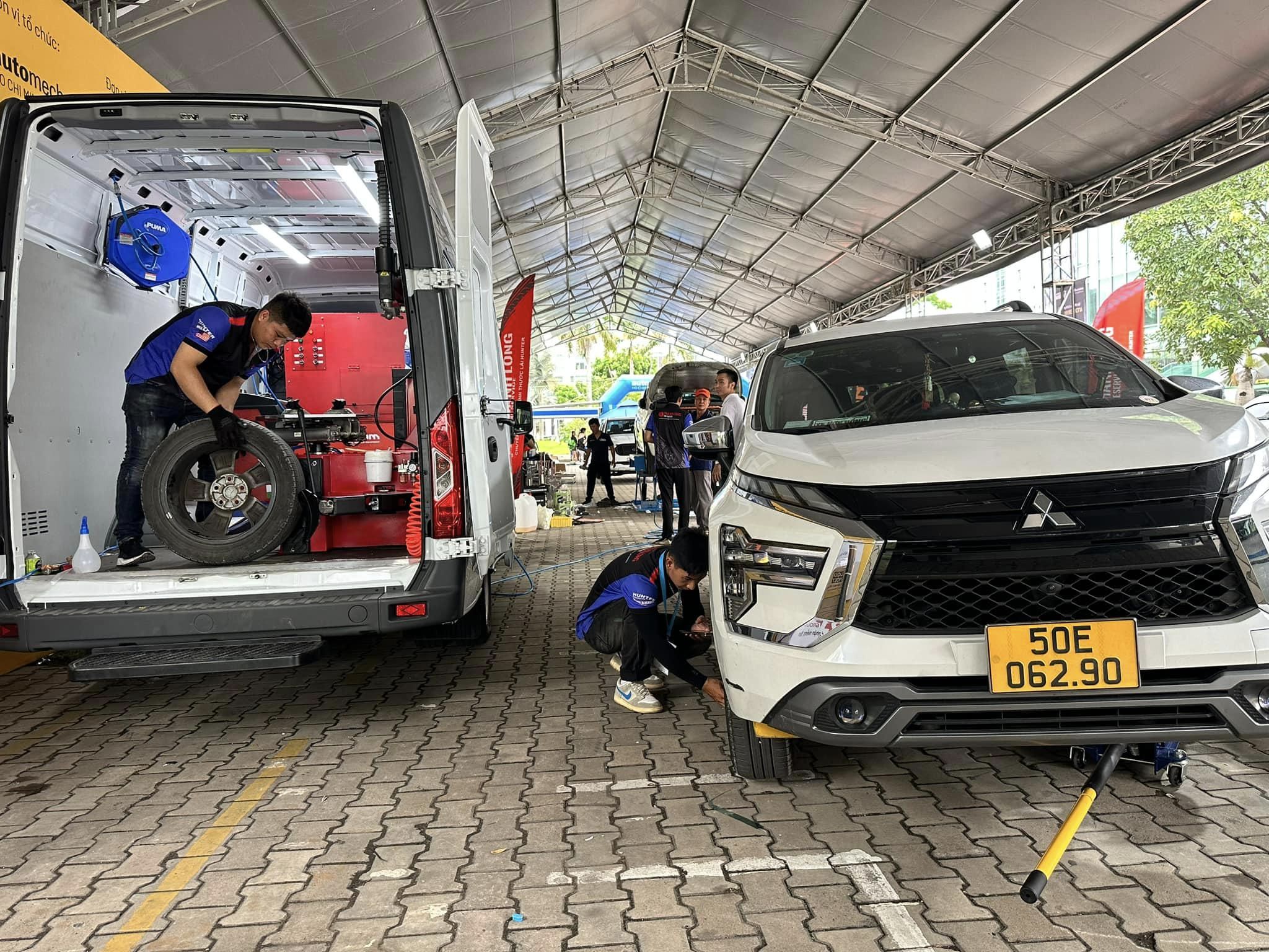 TP HCM: Cuối tuần, hàng trăm ô tô xếp hàng chờ bảo dưỡng xe miễn phí- Ảnh 6. TP HCM: Cuối tuần, hàng trăm ô tô xếp hàng chờ bảo dưỡng xe miễn phí- Ảnh 6.