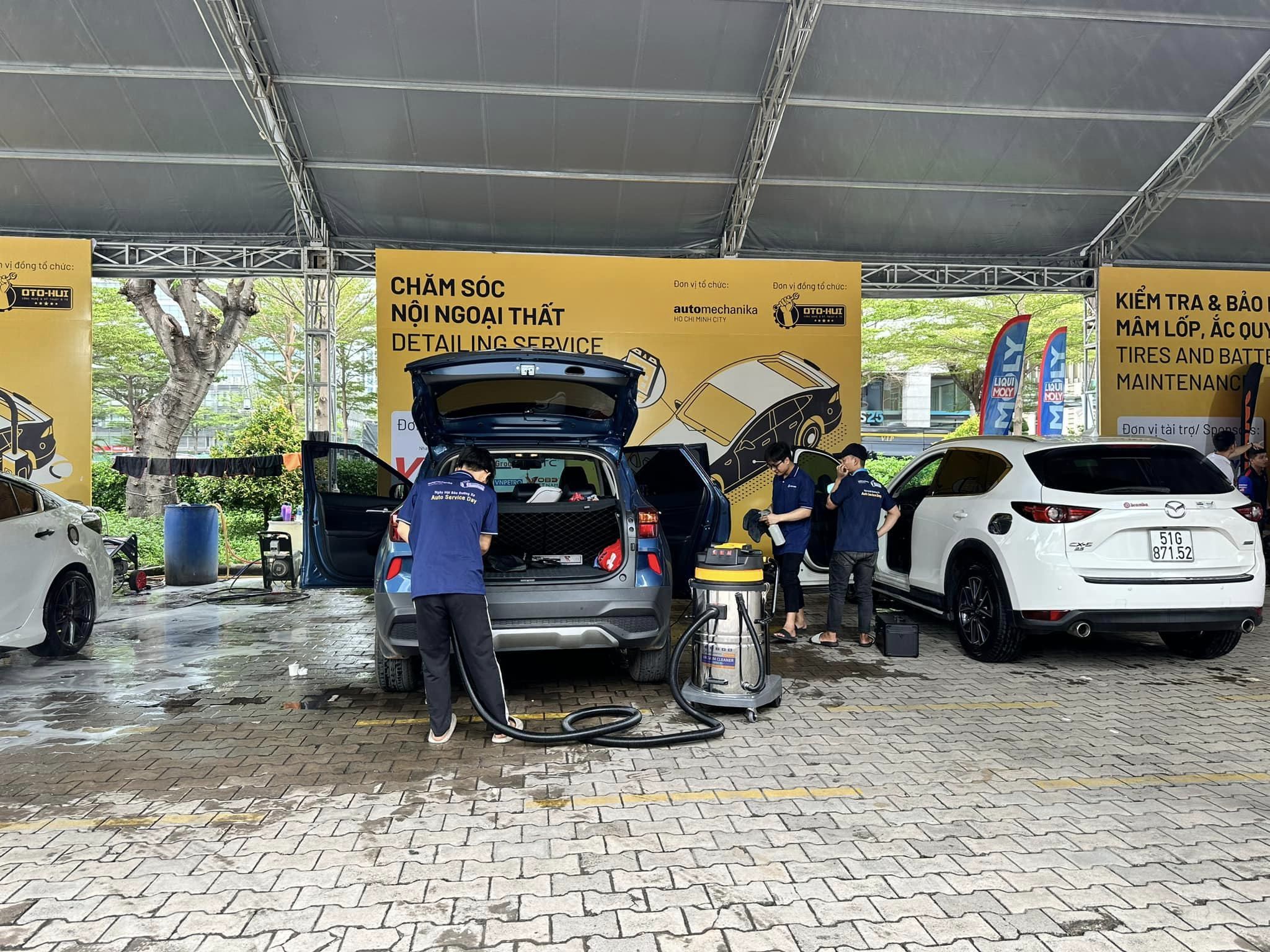 TP HCM: Cuối tuần, hàng trăm ô tô xếp hàng chờ bảo dưỡng xe miễn phí- Ảnh 2. TP HCM: Cuối tuần, hàng trăm ô tô xếp hàng chờ bảo dưỡng xe miễn phí- Ảnh 2.