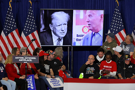 Tổng thống Joe Biden (phải) và người tiền nhiệm Donald Trump (trái) tại một sự kiện vận động tranh cử ở TP Green Bay - Mỹ ngày 2-4Ảnh: REUTERS