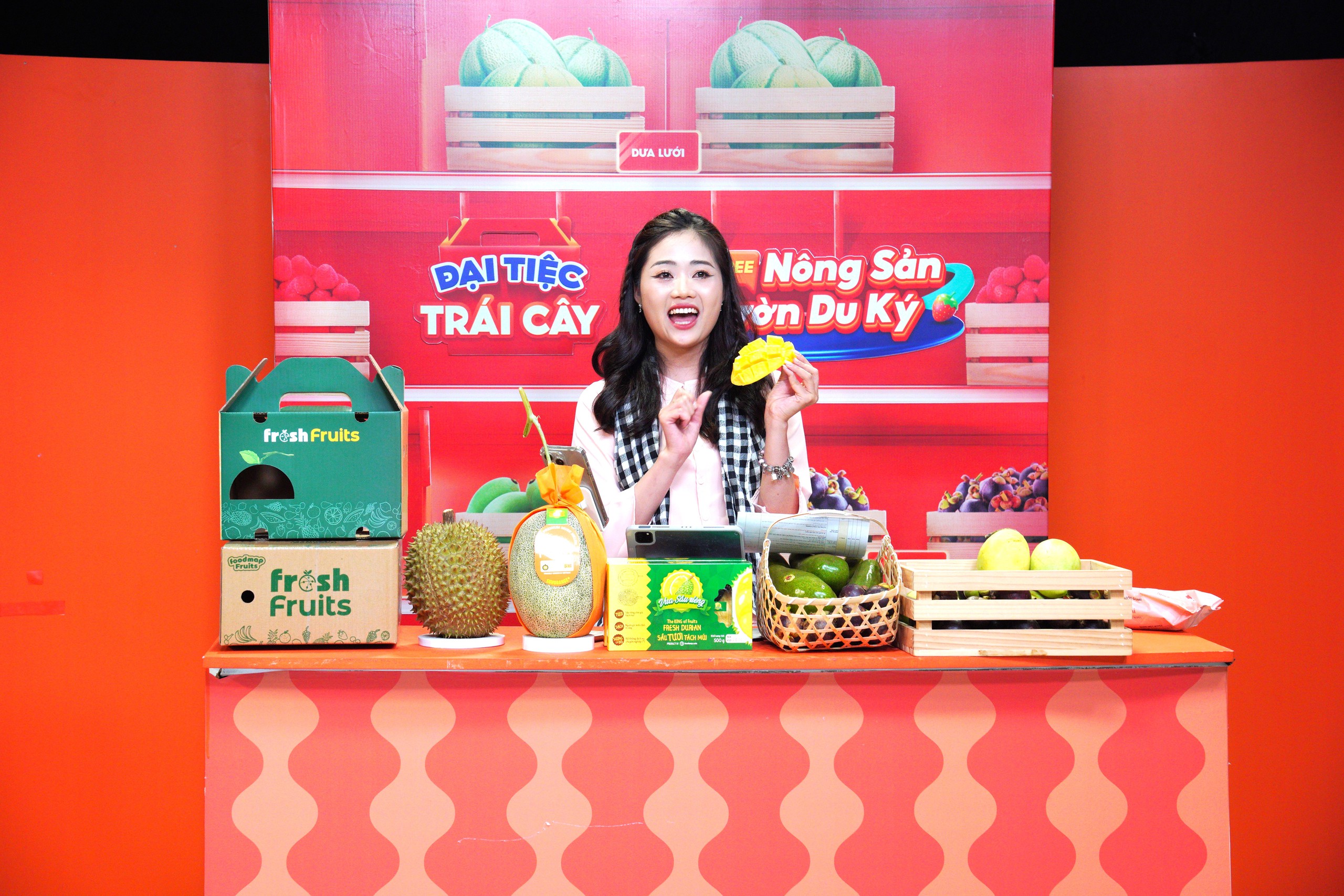 Doanh số khả quan cho thấy chiến lược thử nghiệm mô hình livestream mới và "đánh mạnh" trên mặt trận truyền thông của Shopee Fruit đang tỏ ra hiệu quả Doanh số khả quan cho thấy chiến lược thử nghiệm mô hình livestream mới và "đánh mạnh" trên mặt trận truyền thông của Shopee Fruit đang tỏ ra hiệu quả