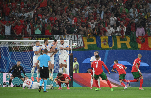 Ronaldo thử vận may trong trận gặp CH Czech nhưng bất thành   Ảnh: REUTERS