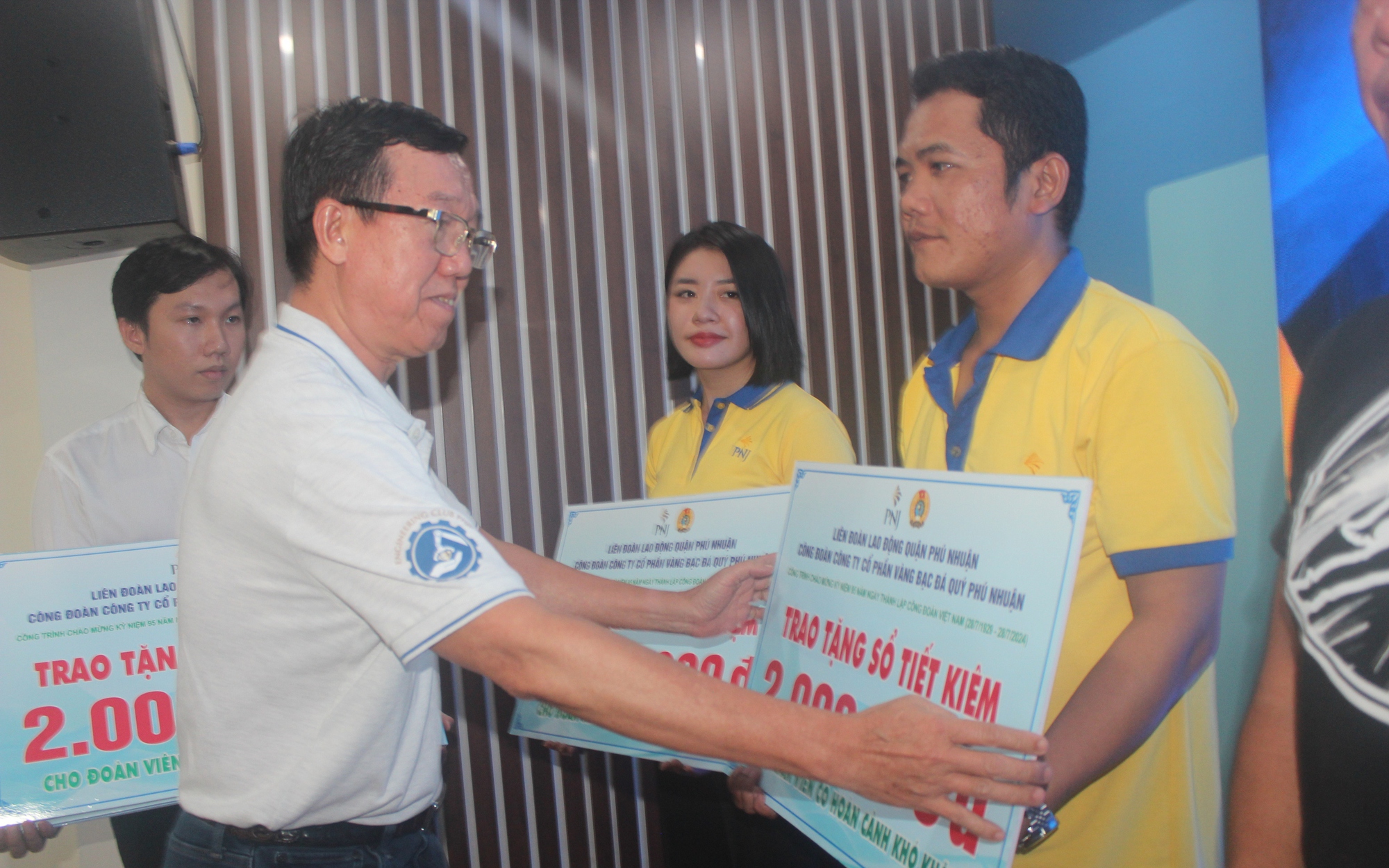 TP HCM: Nữ công nhân ấm lòng khi nhận được sự quan tâm của tổ chức Công đoàn - Ảnh 2.