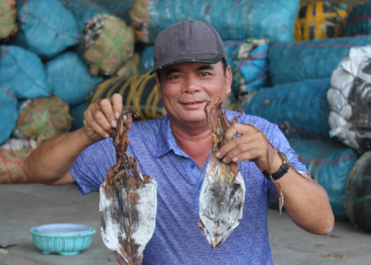 Ngư dân Nguyễn Ngọc Trai với mực nồng vôi