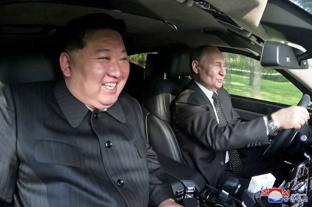 Tổng thống Nga Vladimir Putin và nhà lãnh đạo Triều Tiên Kim Jong-un thay phiên nhau lái chiếc chiếc limousine Aurus do Nga sản xuất ở Bình Nhưỡng hôm 20-6. Ảnh: Reuters