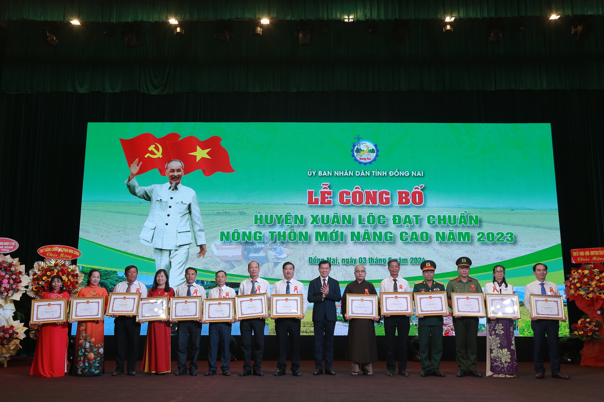 Phó Thủ tướng Trần Lưu Quang trao danh hiệu nông thôn mới nâng cao cho ...