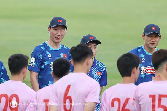 HLV Kim Sang-sik (bìa trái) đã giúp các tuyển thủ Việt Nam tìm lại nụ cười, niềm vui khi tập luyện Ảnh: VFF