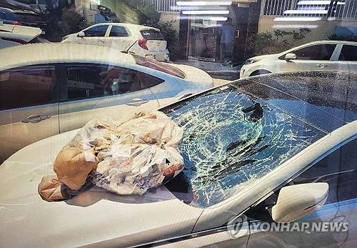 Quả bóng bay chở rác của Triều Tiên rơi trúng và làm hư hại kính chiếc xe ôtô đậu ở Ansan – Hàn Quốc hôm 2-6. Ảnh: Yonhap