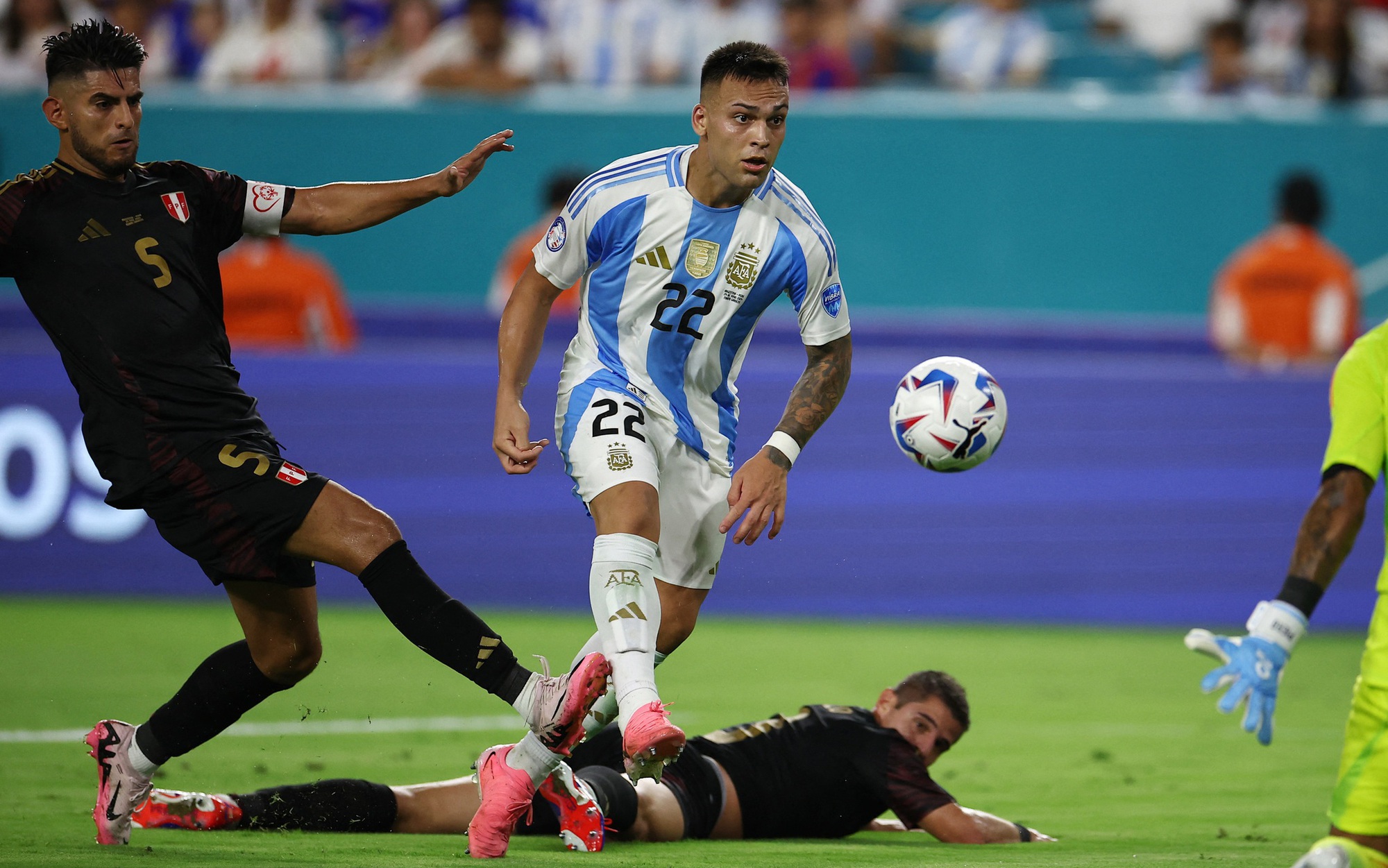 Copa America: Messi ngồi ngoài, Argentina vẫn thắng dễ Peru