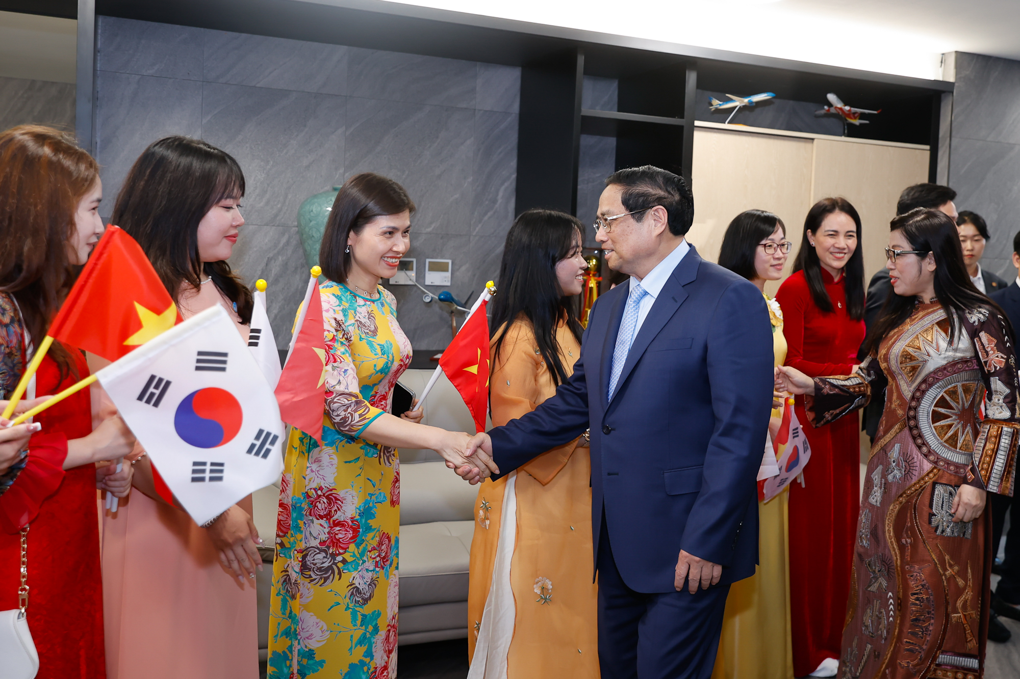 Thủ tướng Phạm Minh Chính và Phu nhân gặp gỡ kiều bào tại Hàn Quốc- Ảnh 2.
