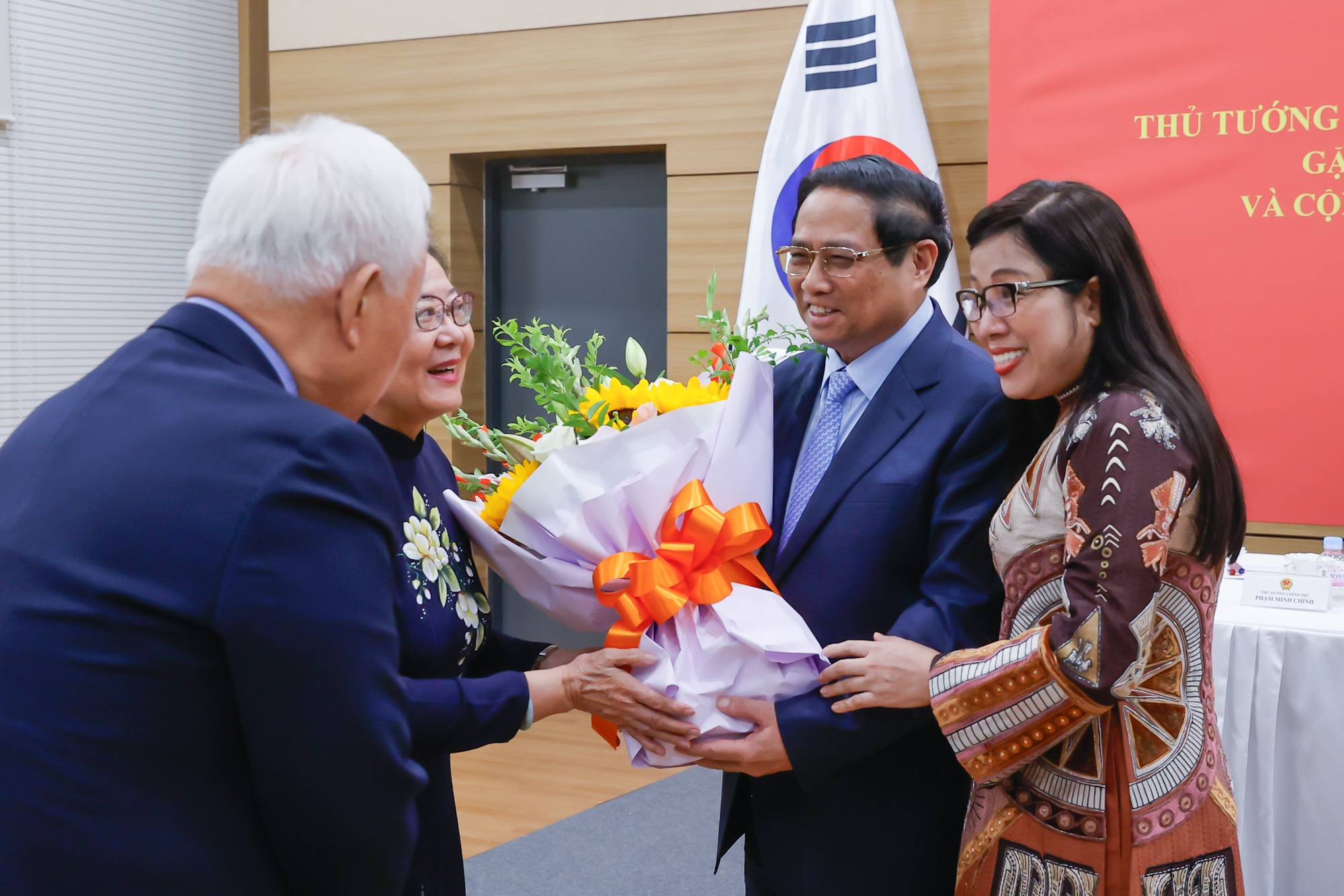 Thủ tướng Phạm Minh Chính và Phu nhân gặp gỡ kiều bào tại Hàn Quốc- Ảnh 6.