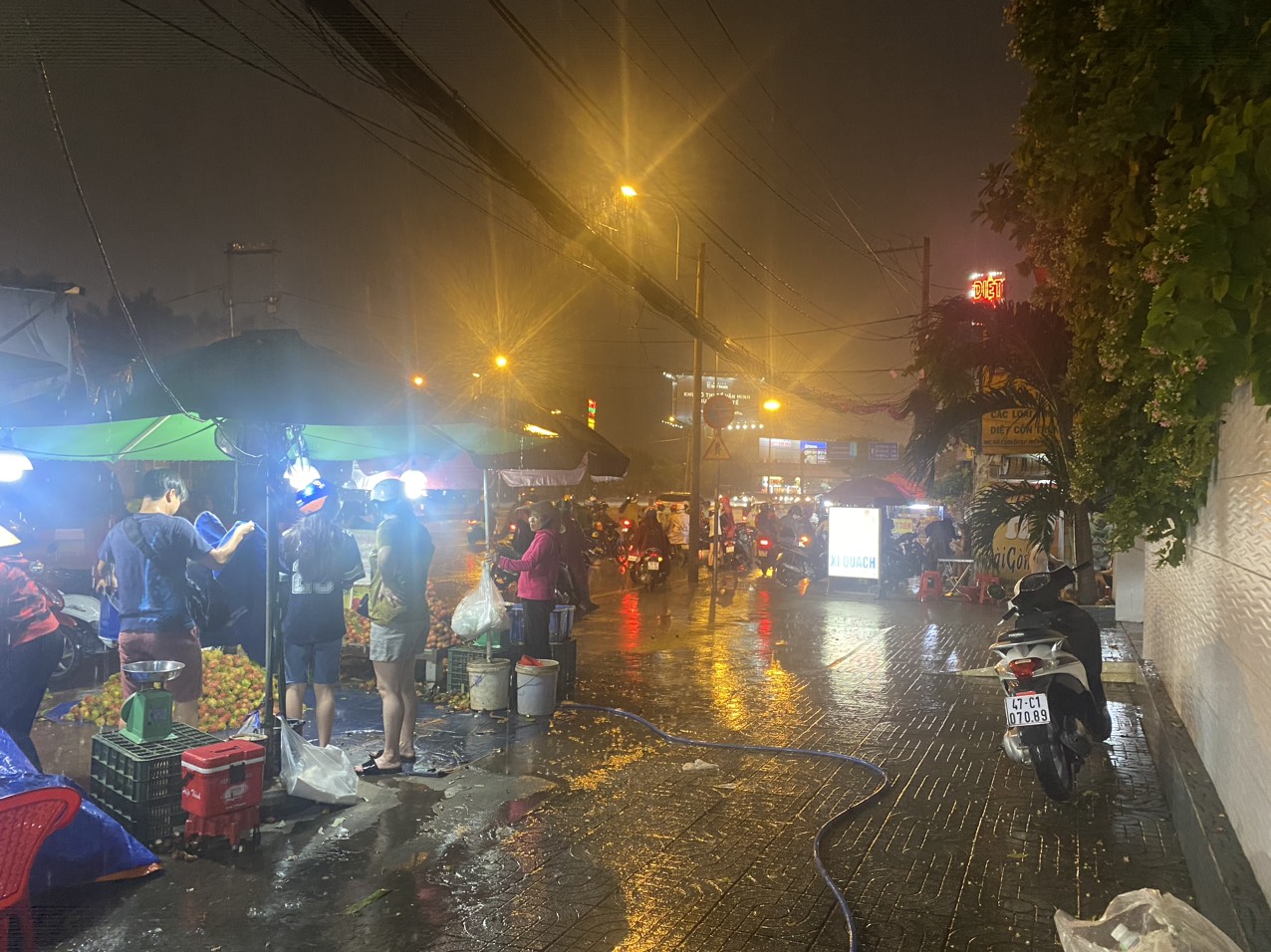TP.HCM mưa bất chợt một số nơi, nhiều người chưa kịp phản ứng - Hình 3