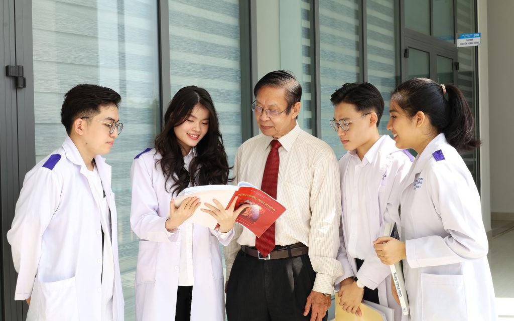 Điều Hiệu trưởng ĐH n&oacute;i với b&aacute;c sĩ CKI tại lễ tốt nghiệp - Ảnh 2.