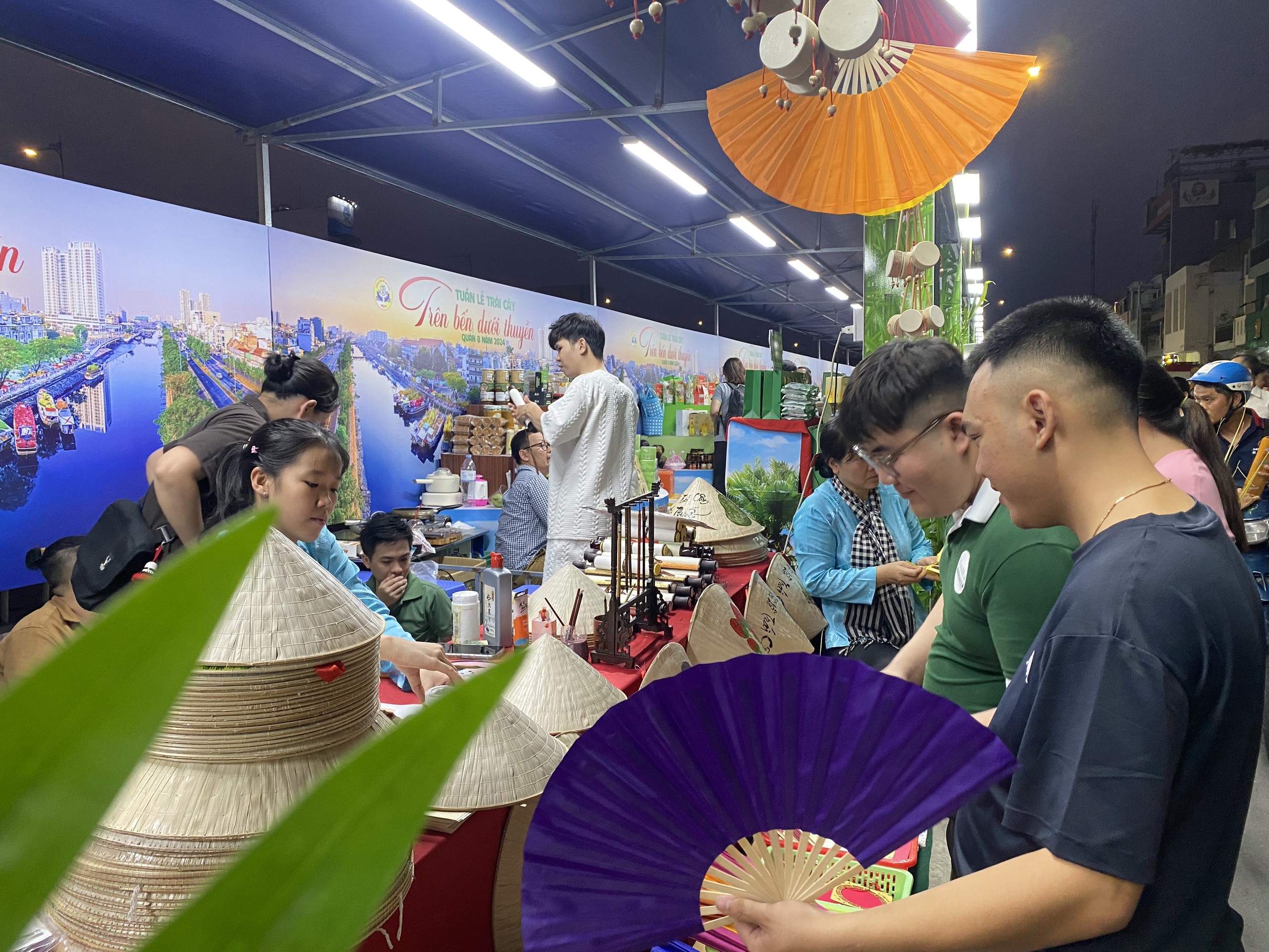Lãnh đạo UBND quận 8 giới thiệu một loại trái cây Lãnh đạo UBND quận 8 giới thiệu một loại trái cây