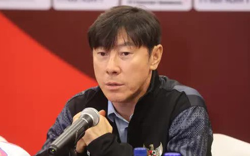 HLV Shin Tae-yong phải nhập viện, tuyển thủ sắp đấu Serie A được triệu tập