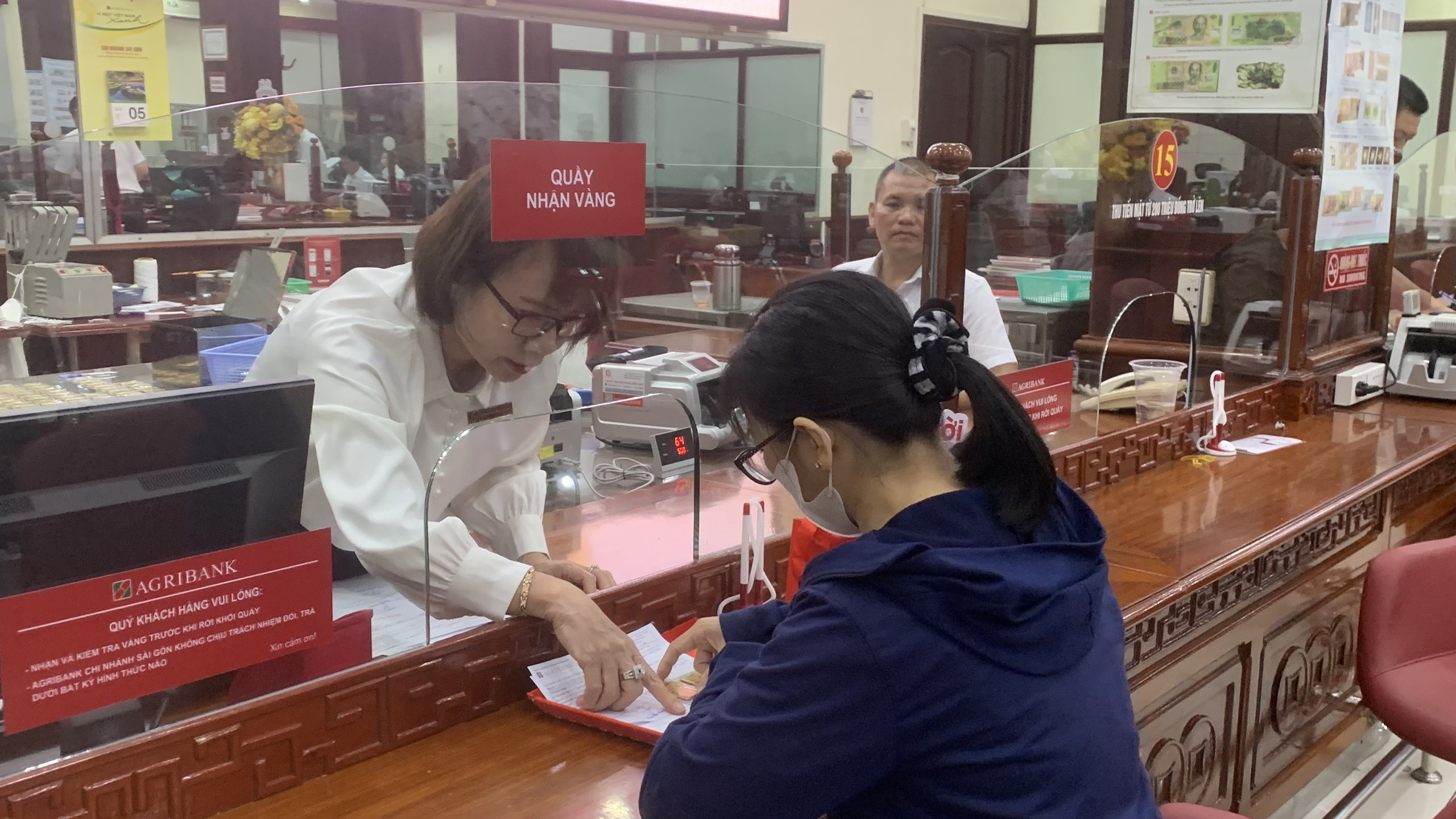 Giá vàng lập đỉnh, khách có thể mua-bán vàng miếng SJC ở đâu?- Ảnh 1. Giá vàng lập đỉnh, khách có thể mua-bán vàng miếng SJC ở đâu?- Ảnh 1.