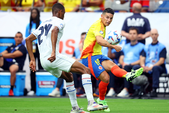 Ở tuổi 33, James Rodriguez (phải) vẫn là linh hồn trong các pha tấn công, dàn xếp đá phạt của Colombia  Ảnh: REUTERS