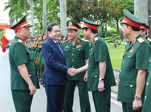 Chủ tịch Quốc hội Trần Thanh Mẫn thăm, làm việc tại Quân khu 3 Ảnh: LÂM HIỂN