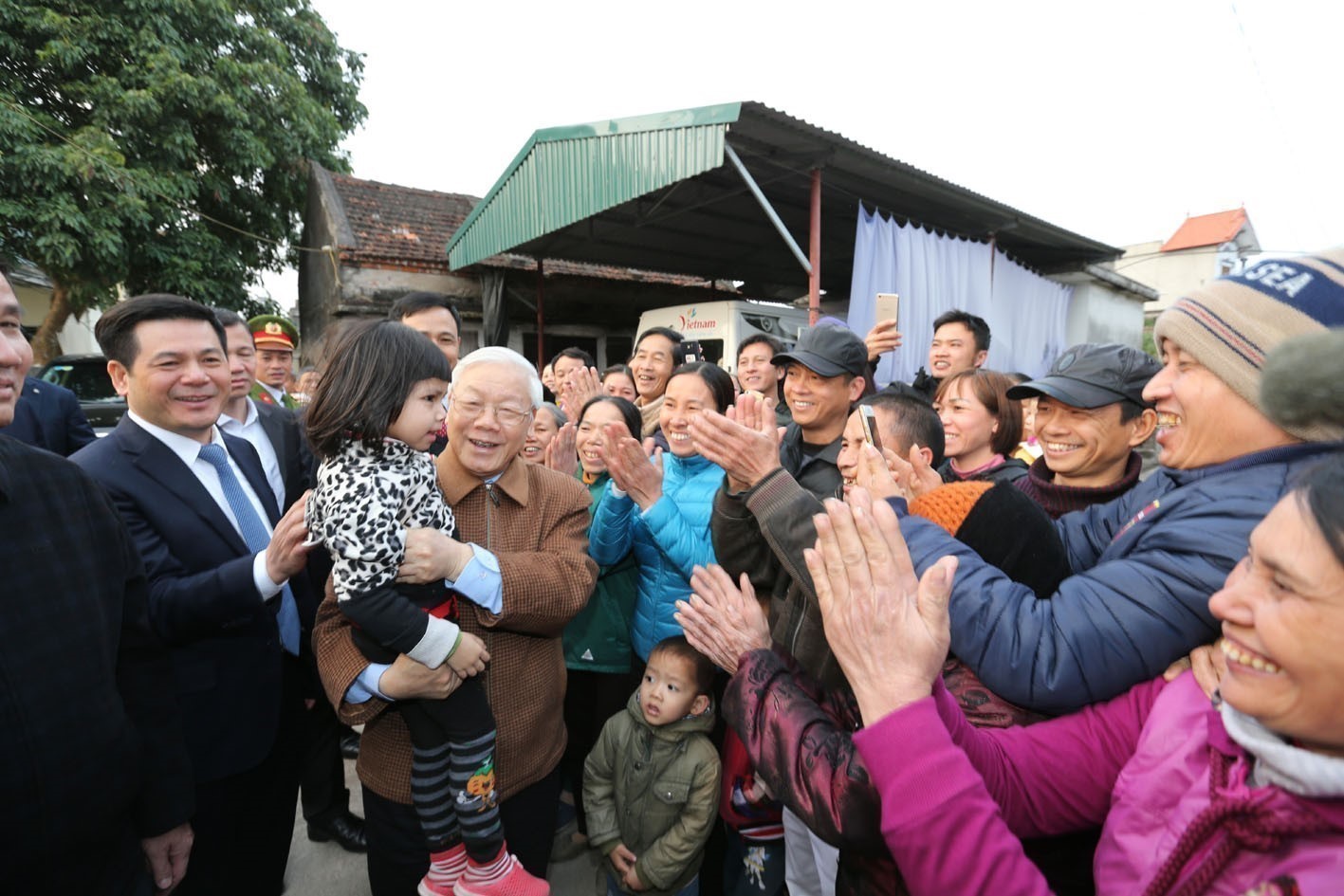 Tổng Bí thư Nguyễn Phú Trọng trong lần đến thăm người dân huyện Tiền Hải, tỉnh Thái BìnhẢnh: TTXVN