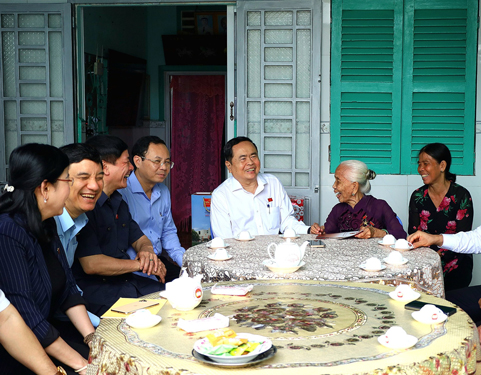 Chủ tịch Quốc hội Trần Thanh Mẫn thăm Mẹ Việt Nam Anh hùng Trần Thị Hai