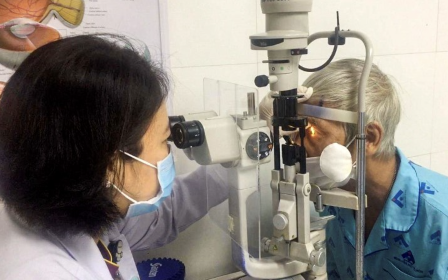 Bệnh viện Đa khoa khu vực Hóc Môn bắt đầu tiếp nhận đăng ký mổ mắt miễn phí cho người cao tuổi - Ảnh 2.