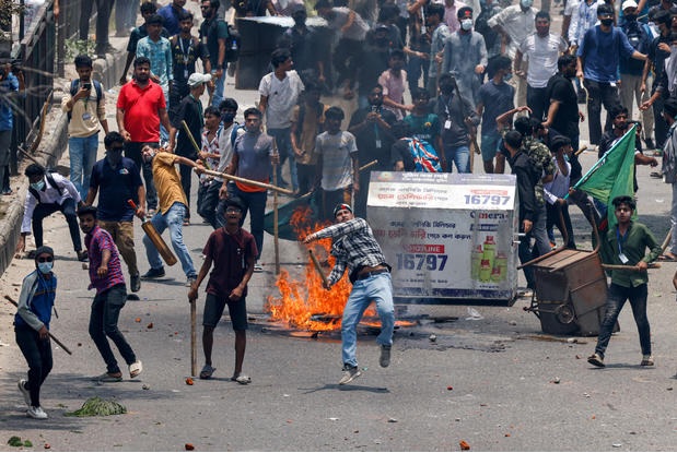 Những người biểu tình đụng độ với cảnh sát ở khu vực Rampura, Dhaka, Bangladesh, ngày 18-7. Ảnh: Reuters