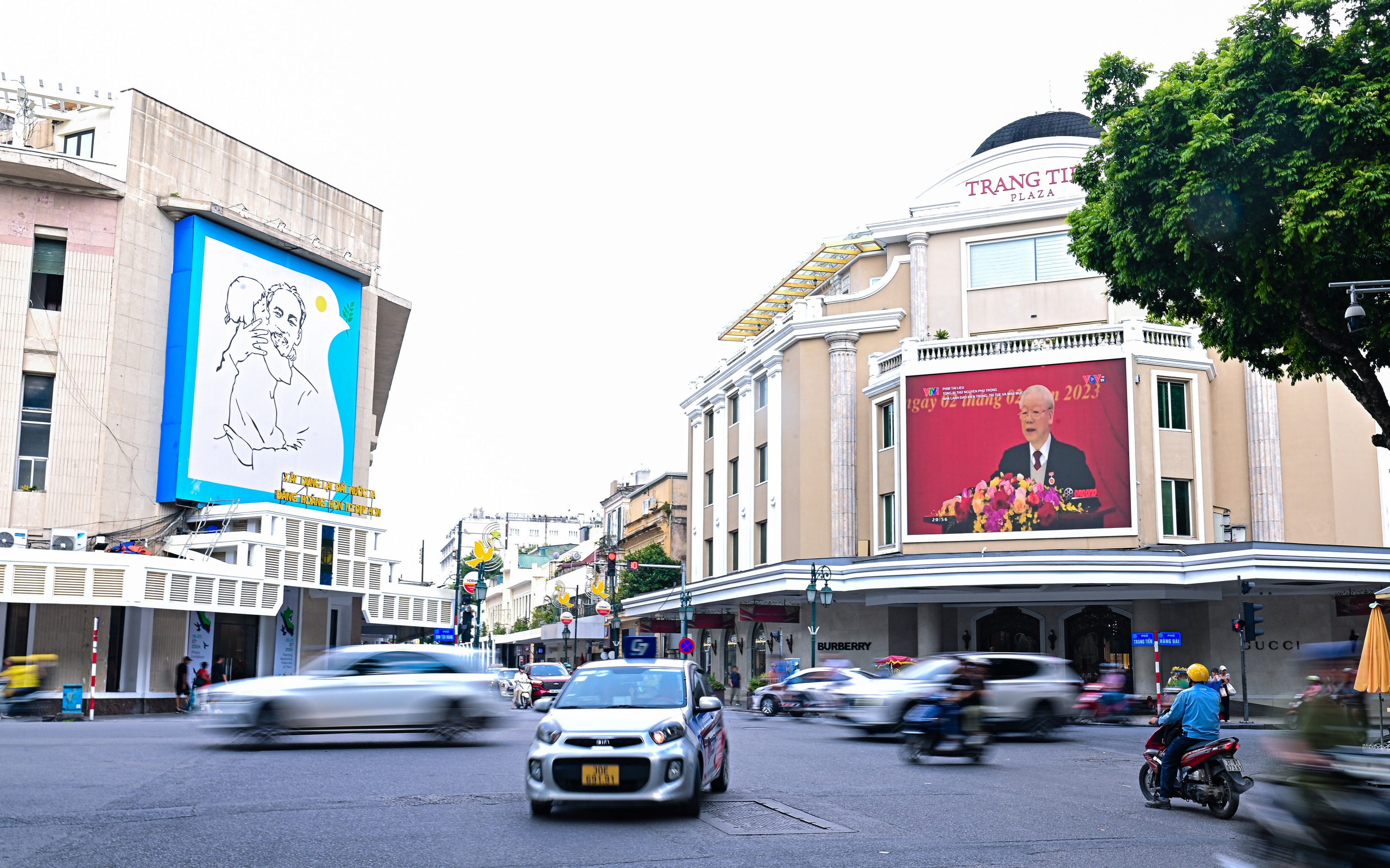 Hà Nội đồng loạt treo cờ rủ tưởng nhớ Tổng Bí thư Nguyễn Phú Trọng- Ảnh 10.