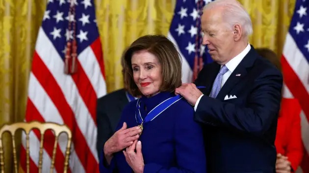 Tổng thống Mỹ Joe Biden trao Huân chương Tự do cho cựu Chủ tịch Hạ viện Nancy Pelosi hồi tháng 5. Ảnh: Reuters