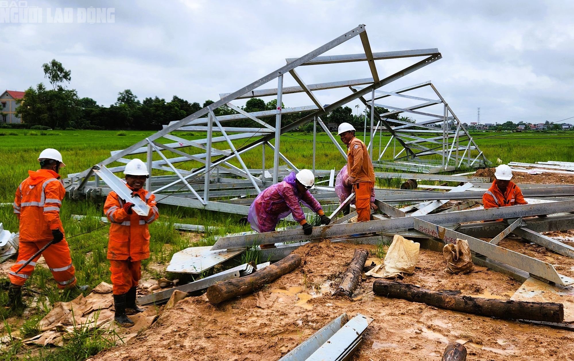 VIDEO: Người lao động ngành điện "dầm mưa" thi công Đường dây 500 kV- Ảnh 3.