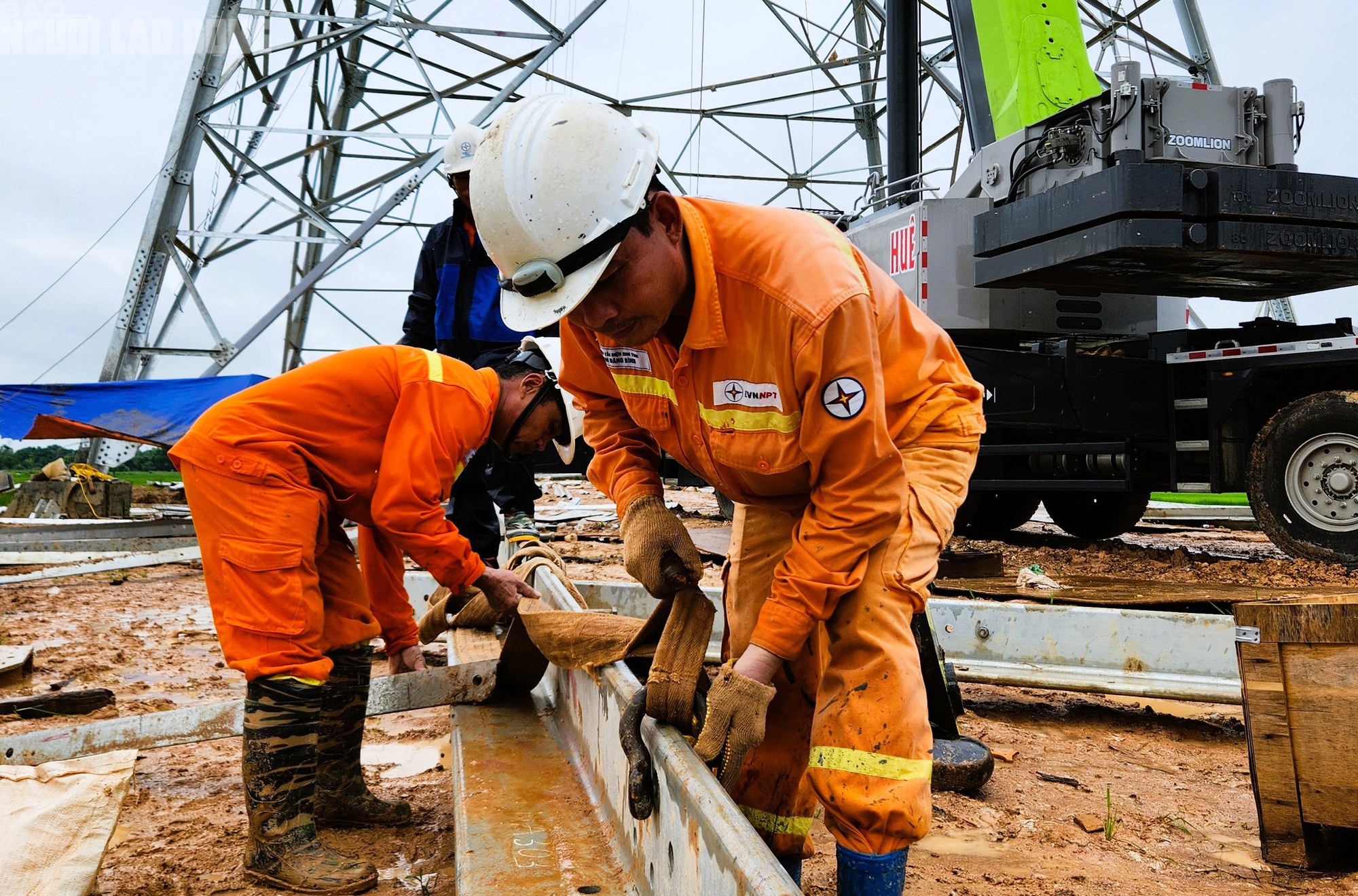 VIDEO: Người lao động ngành điện dầm mưa thi công Đường dây 500 kV- Ảnh 4.