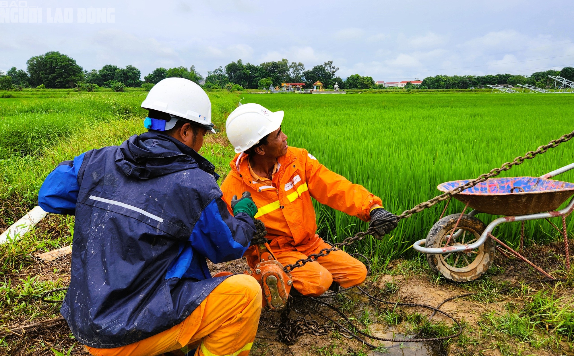 VIDEO: Người lao động ngành điện "dầm mưa" thi công Đường dây 500 kV- Ảnh 7.