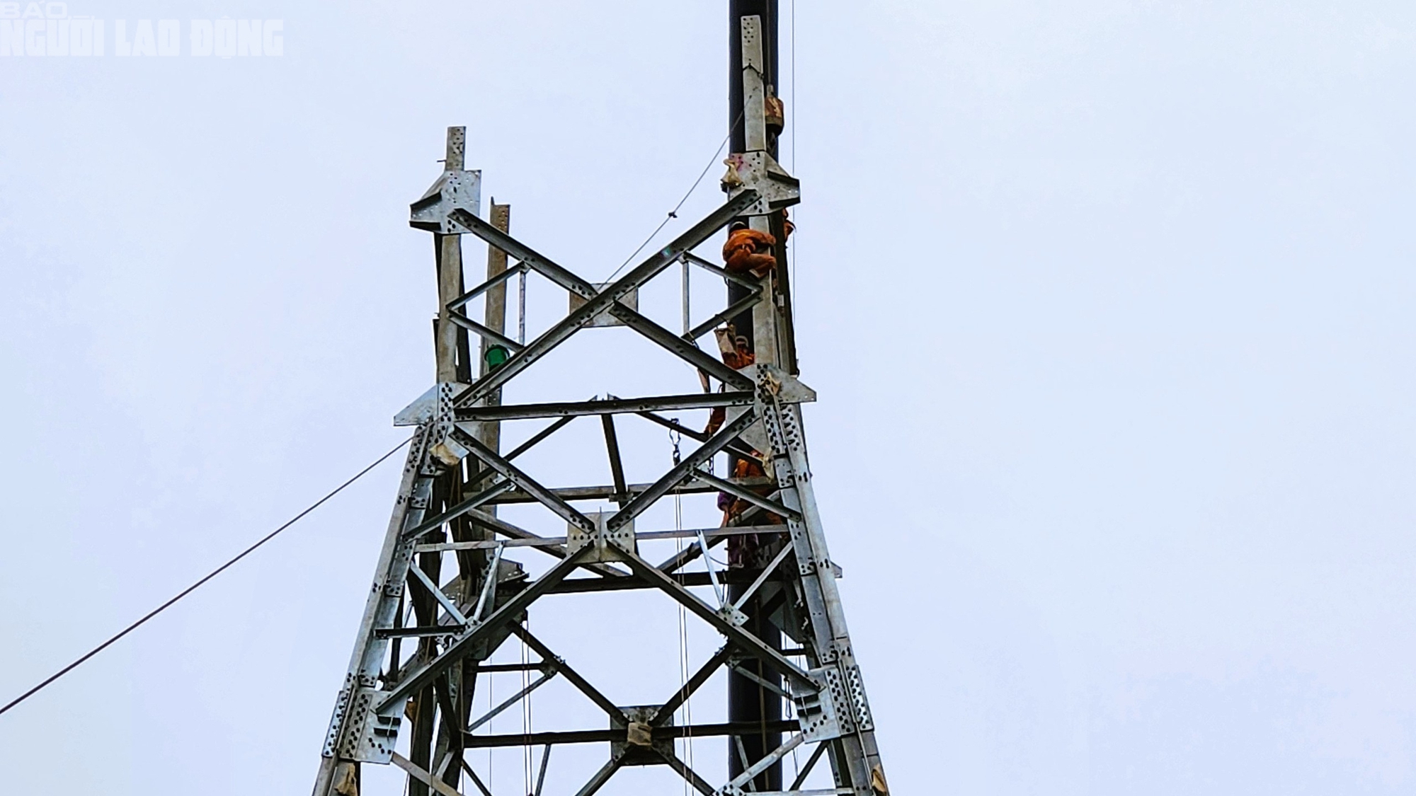 VIDEO: Người lao động ngành điện "dầm mưa" thi công Đường dây 500 kV- Ảnh 10.