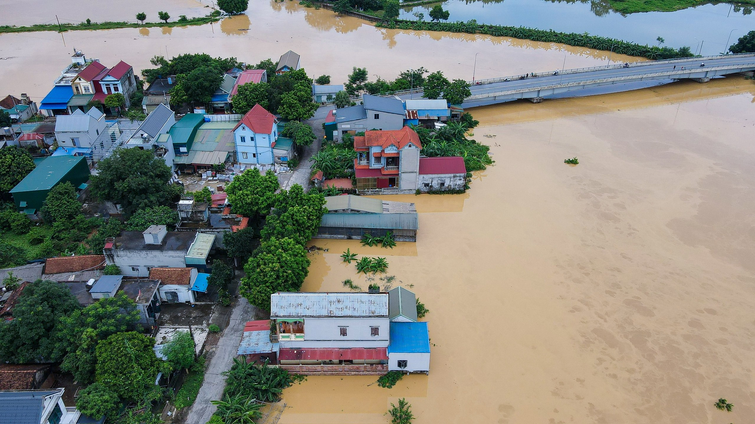 Ngoại thành Hà Nội có nơi ngập sâu, nước mênh mông- Ảnh 11.