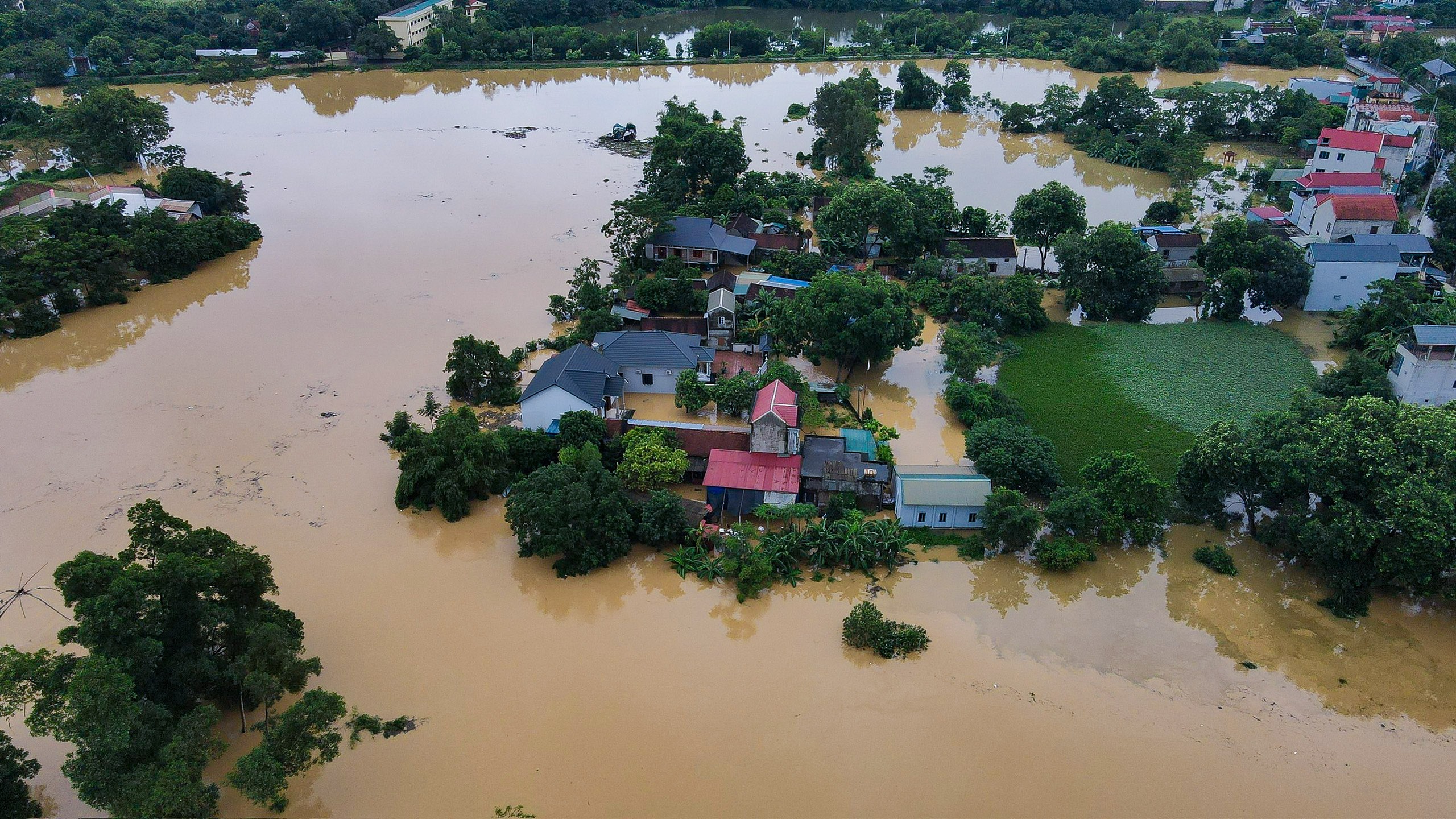 Ngoại thành Hà Nội có nơi ngập sâu, nước mênh mông- Ảnh 8.