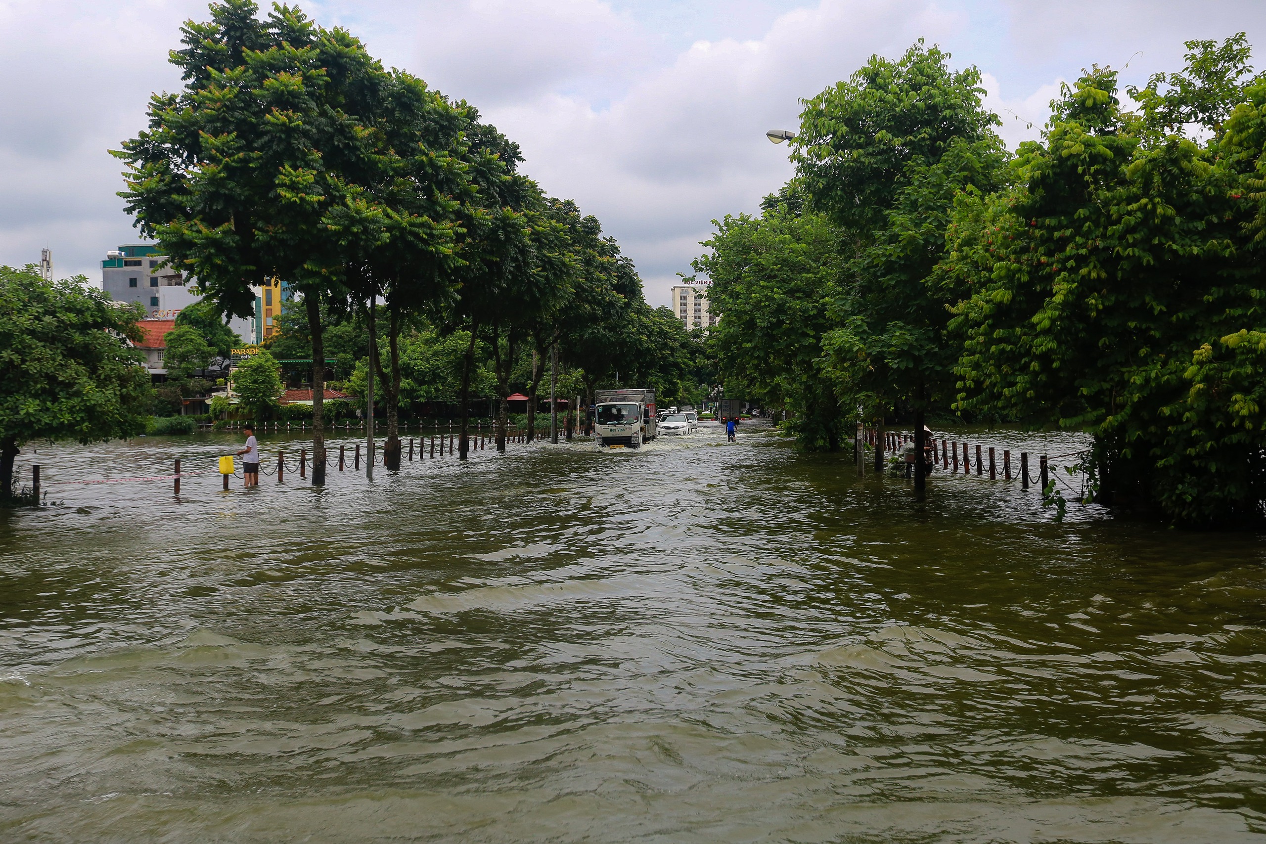 Ngoại thành Hà Nội có nơi ngập sâu, nước mênh mông- Ảnh 1.