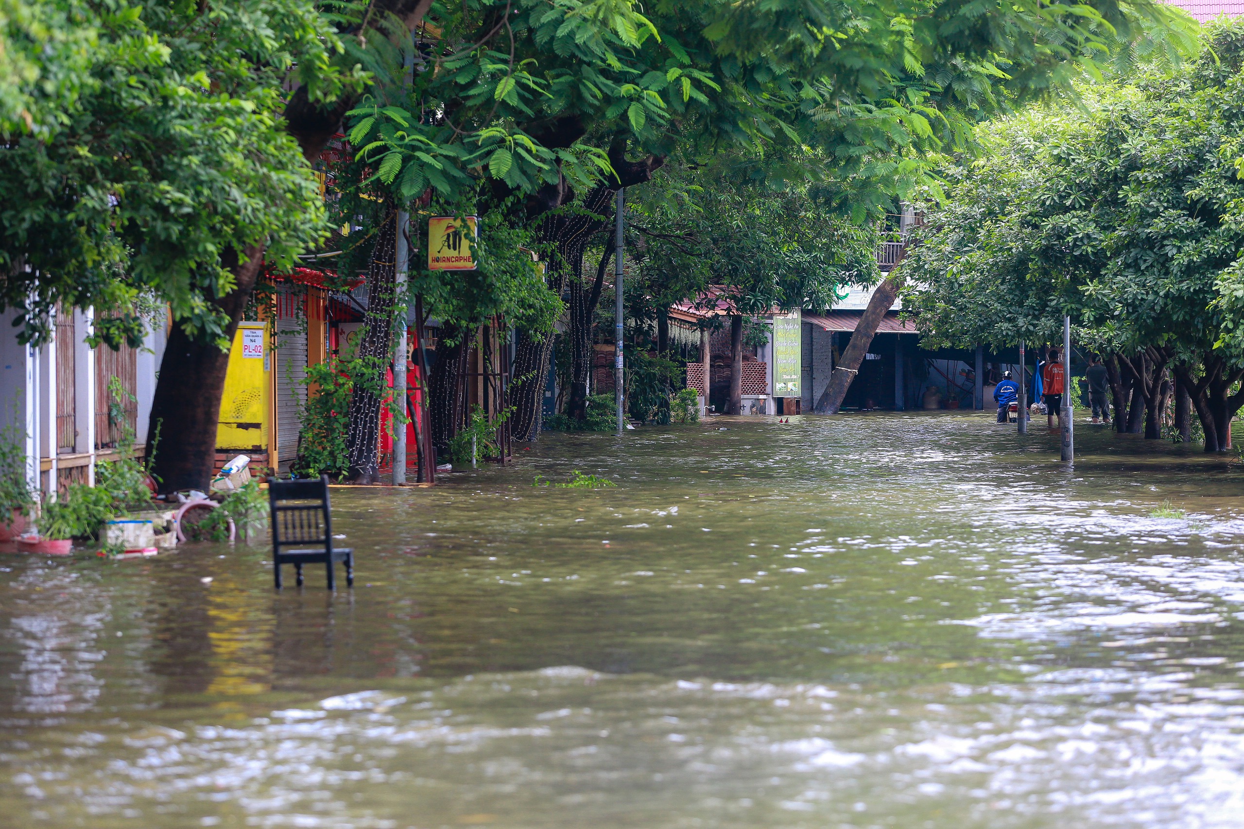 Ngoại thành Hà Nội có nơi ngập sâu, nước mênh mông- Ảnh 2.