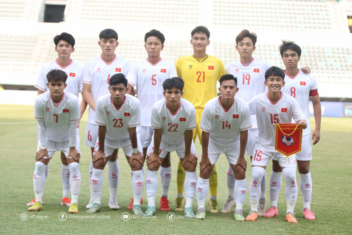 Quang Dũng (14) có ba siêu phẩm thành bàn cho U19 Việt Nam sau 3 trận vòng bảng