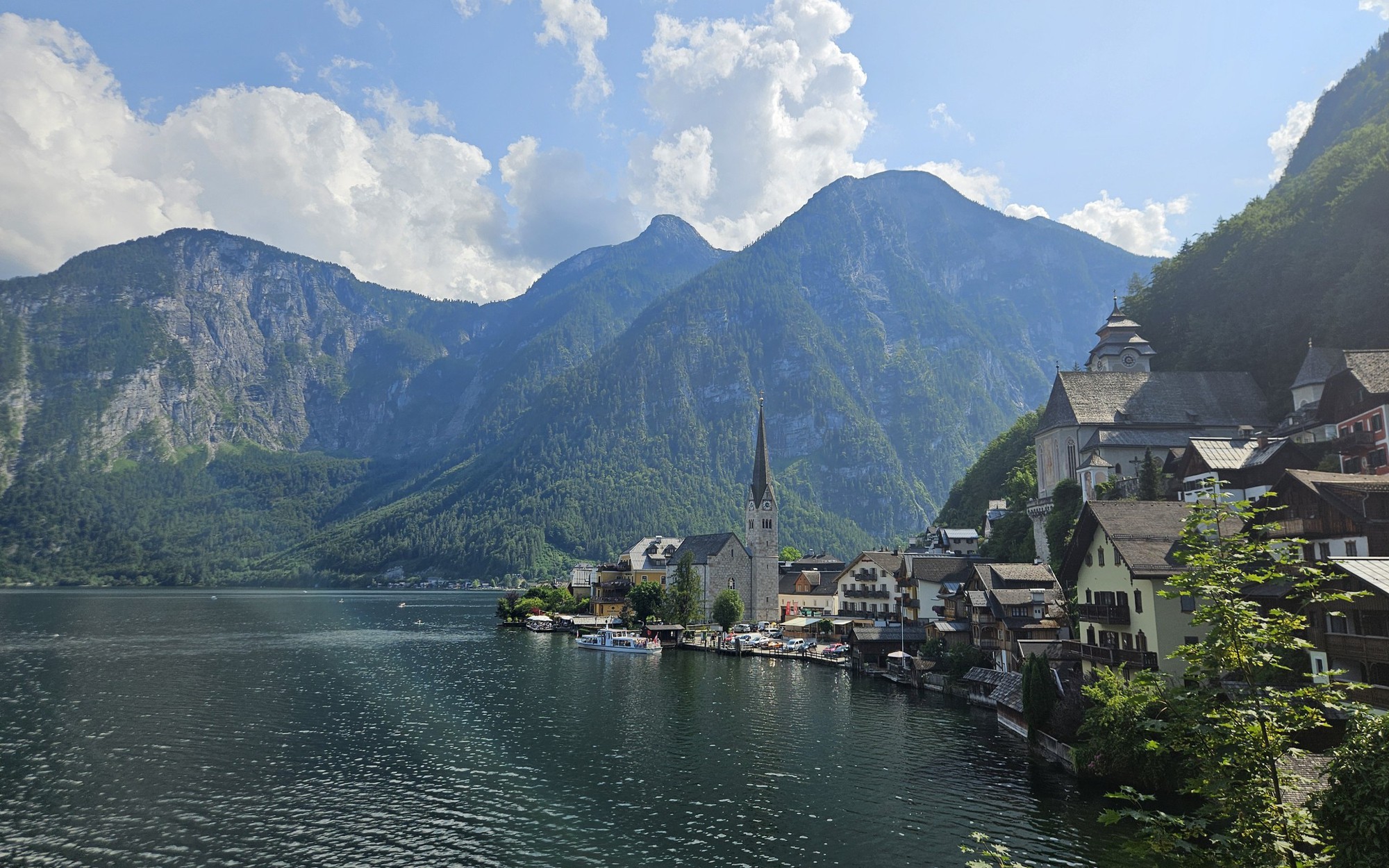 Khám phá ngôi làng cổ Hallstatt đẹp như tranh vẽ giữa trời Âu