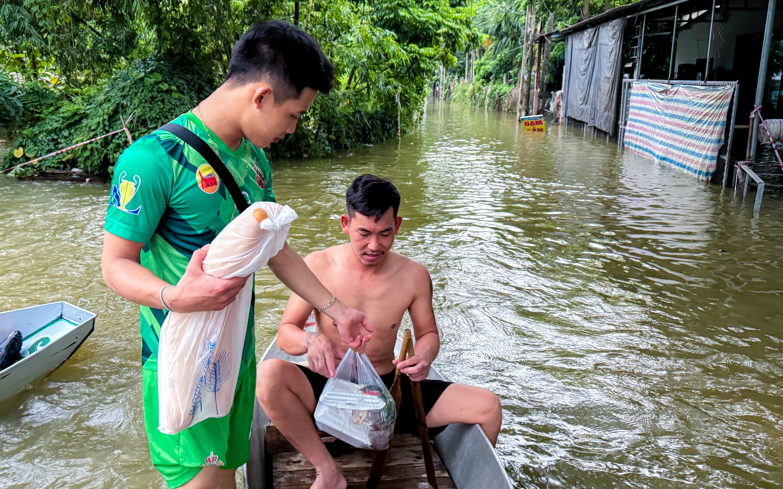 VIDEO: Nước lũ dâng cao, hàng ngàn người dân ở Hà Nội sống chung với lũ- Ảnh 17.