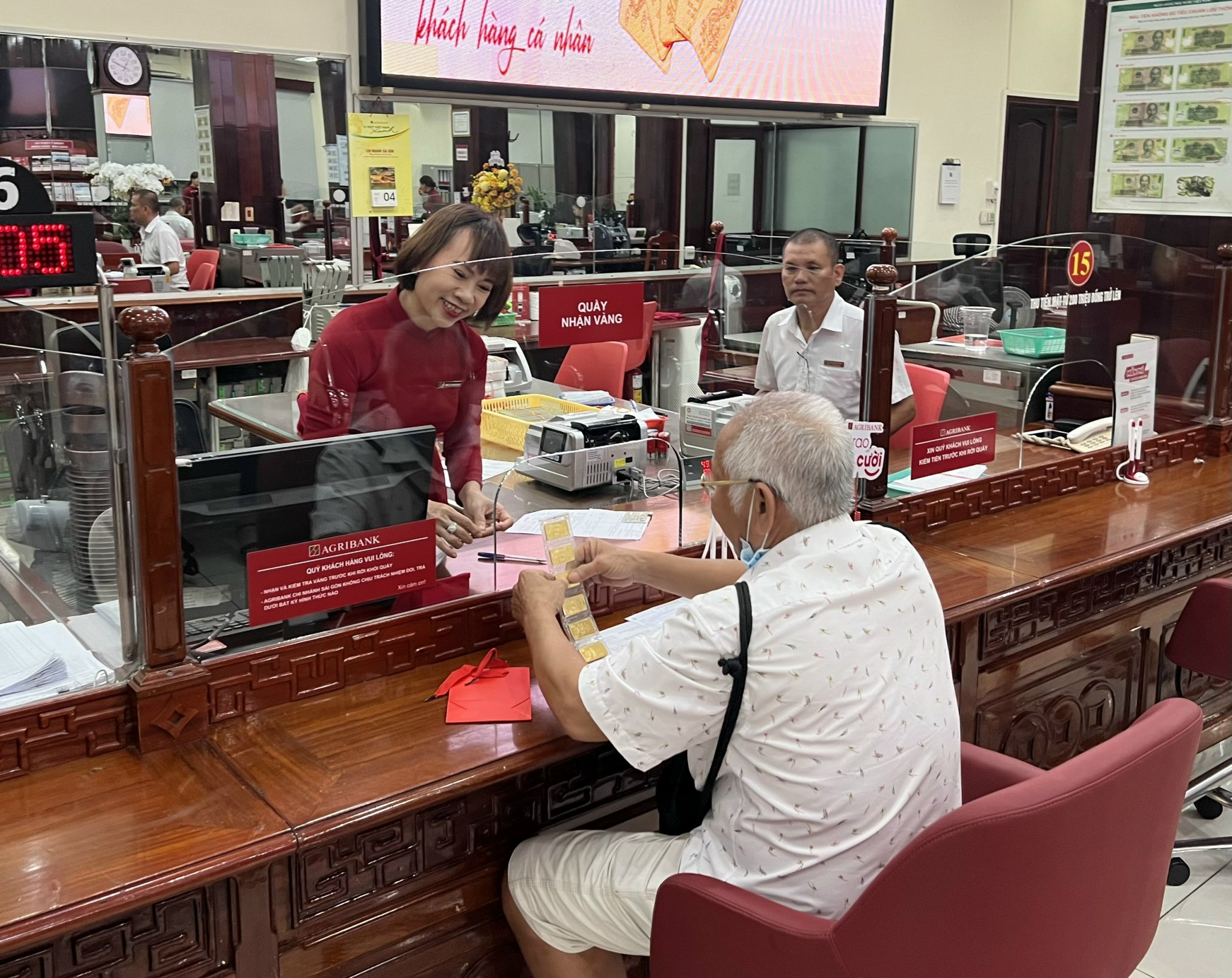 Ngân hàng đổi điều kiện đăng ký mua vàng miếng SJC online- Ảnh 2. Ngân hàng đổi điều kiện đăng ký mua vàng miếng SJC online- Ảnh 2.