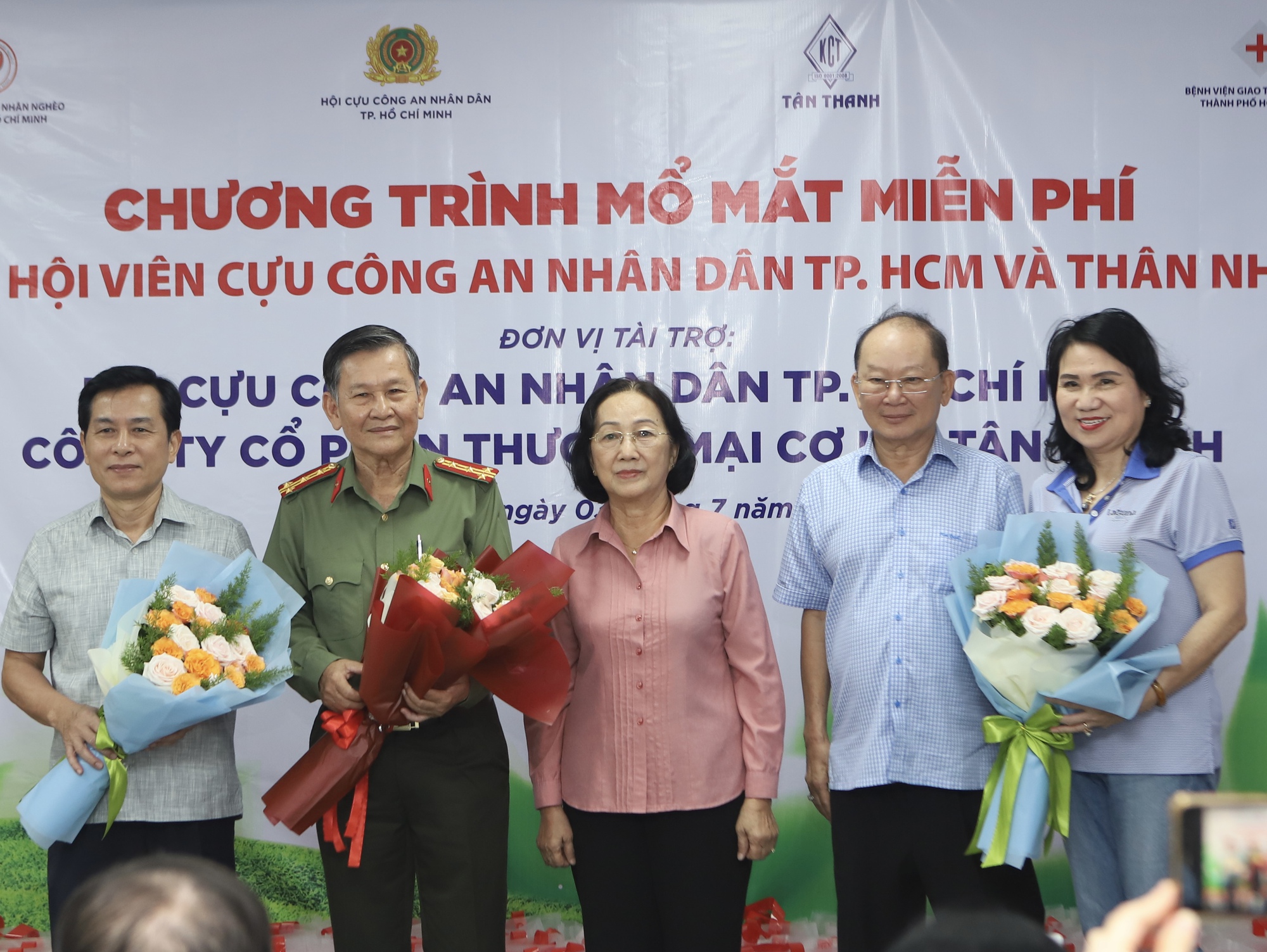 Hội Cựu Công an nhân dân TP HCM tặng quà, hỗ trợ viện phí mổ mắt cho hội viên- Ảnh 11.